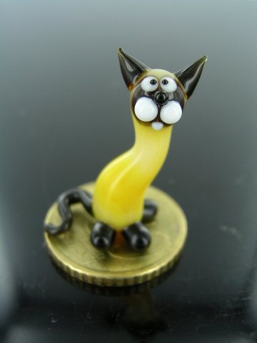 basticks Katze Mini 7 Gelb Beige Schwarz - Miniatur Figur aus Glas - Deko Setzkasten Vitrine von basticks