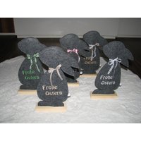 Hase Aus Grauem Filz Mit Holzfuß, Bestickt "Frohe Ostern", Osterdeko, Osterhase Hase Aus Grauem Filz Mit Holzfuß, Bestickt "Frohe Ostern", Osterdeko, Osterhase von beautifulwopo