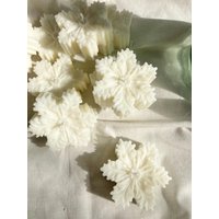 Weihnachtskerze | Schneeflocke Dekokerze Handgemacht 100% Sojawachs Geschenkidee von belightcandels