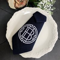 Bestickte Leinenservietten Monogrammierte Medaillon-Tischwäsche von bellelinen