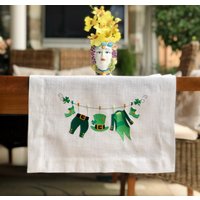 Räumungsverkauf, Nur 1 Verfügbar, St. Patrick's Day Tischläufer, Größe 40 X 90 cm | 16X36 Inches von bellelinen