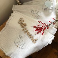 Leinen Tischläufer Mit Süßen Elchen von bellezzaverde