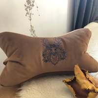 Luxus Leseknochen, Bestickter Samt, Hirschkopf Luxus Leseknochen, Bestickter Samt, Hirschkopf von bellezzaverde