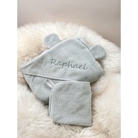 Bio Kapuzenhandtuch Baby Bär - Weiches Handtuch Salbei Geschenk Zur Geburt & Taufe Badetuch Optional Mit Namen Personalisiert Bio Kapuzenhandtuch Baby Bär - Weiches Handtuch Salbei Geschenk Zur Geburt & Taufe Badetuch Optional Mit Namen Personalisiert von bergkindl
