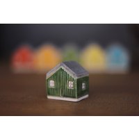 Grün Keramik Miniatur Haus Handgemachte Terrarium Dekor von beticeramic