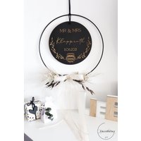 Hochzeitsgeschenk Personalisiert Hochzeitsauto, Metallring Mit Holzschild, Wunschname Schwarz, Trockenblumen, Graviert von bibdecofieber