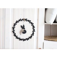 Hübscher Fensterkranz Mit Einem Kleinen Häschen Und Einer Perlhuhnfeder, Wanddeko, Türkranz, Fensterdeko, Osterkranz von bibdecofieber