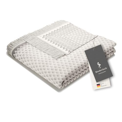 biederlack® Flauschige Kuscheldecke Daylight hellgrau I Made in Germany I Öko-Tex Made in Green I Fransen-Decke aus Baumwolle und Polyacryl I Wohndecke in 150x200 cm I Sofa-Decke mit Allover Design von biederlack