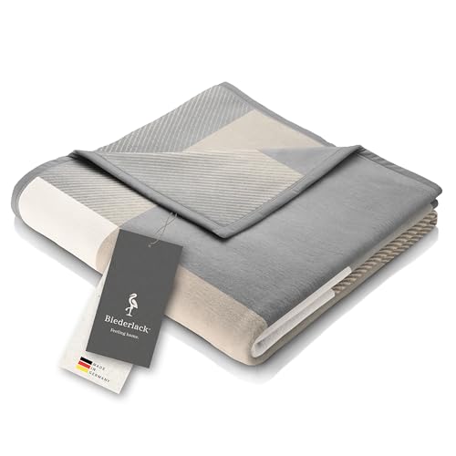 biederlack® weiche Kuscheldecke aus Baumwollmischgewebe I Made in Germany I Öko-Tex I nachhaltig produzierte Wohndecke I Couch-Decke Across Beige in Grau-Beige kariert I Sofa-Decke 150x200 cm von biederlack