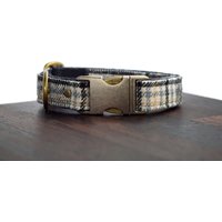 Hundehalsband Aus Weichem Wollstoff Mit Karo-Muster in Gelb/Weiß/Grau/Schwarz Und Metallteilen Bronze Hundehalsband Aus Weichem Wollstoff Mit Karo-Muster in Gelb/Weiß/Grau/Schwarz Und Metallteilen Bronze von birchfox