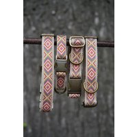Rustikales Boho-Halsband Mit Ethno-Muster in Senfgelb/Beige/Orange/Blau/Lachs & Metallteilen Bronze Rustikales Boho-Halsband Mit Ethno-Muster in Senfgelb/Beige/Orange/Blau/Lachs & Metallteilen Bronze von birchfox