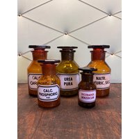 Vintage Apothekerflaschen Aus Vergangenen Tagen Vintage Apothekerflaschen Aus Vergangenen Tagen von blackpeacockvintage