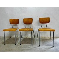 Vintage Stapelstühle Schulstühle von blackpeacockvintage