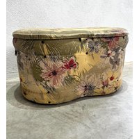 Vintage Wäschetruhe Mit Floralem Muster von blackpeacockvintage