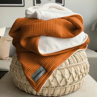 Kuscheldecke Cognac/Sandweiß "Vollkommen" - 145 X 210 cm I Mit Bestickung Sofadecke Geschenk Einrichtung Interieur Boho von blanketino