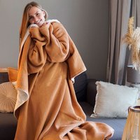 Kuscheldecke Mit Ärmeln - Kamel/Sandweiß | Für "Frostbeulen" Kreiert Xl Größe Bewegungsfreiheit Made in Germany 100% Vegan von blanketino