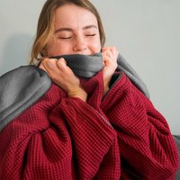 Kuscheldecke Mit Ärmeln - Weinrot/stahlgrau | Für "Frostbeulen" Kreiert Xl Größe Bewegungsfreiheit Made in Germany 100% Vegan von blanketino