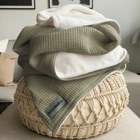 Kuscheldecke Oliv-Grün/Sandweiß "Vollkommen" - 145 X 210 cm I Mit Bestickung Sofadecke Geschenk Einrichtung Interieur Boho von blanketino