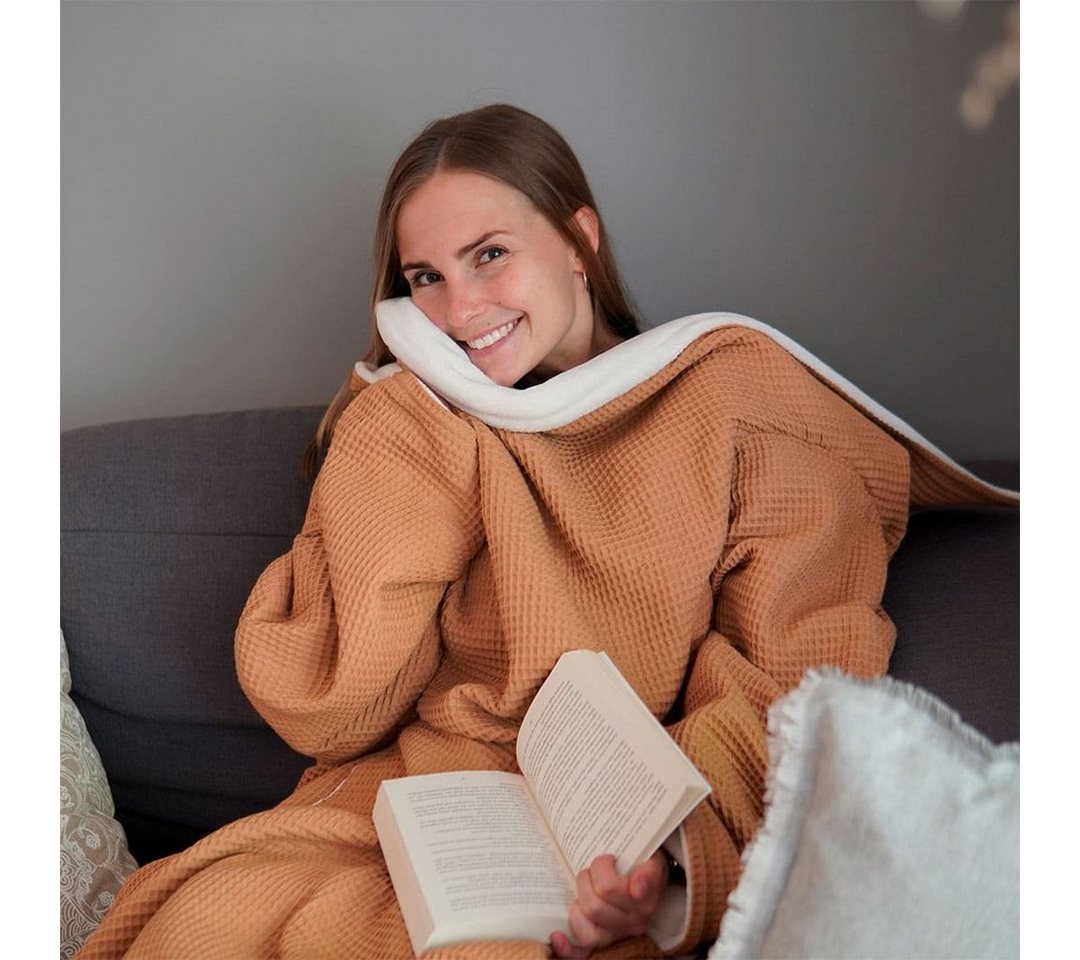 Wohndecke Decke mit Ärmeln, flauschige Fleecedecke, blanketino, handgefertigte Kuscheldecke in Kamel & Sandweiß von blanketino