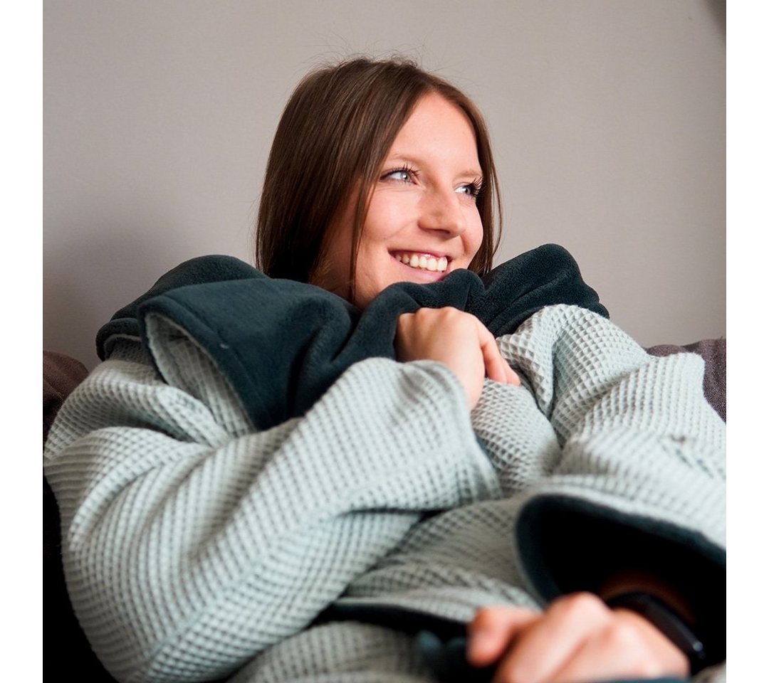 Wohndecke Decke mit Ärmeln, flauschige Fleecedecke, blanketino, handgefertigte Kuscheldecke in Mint & Smaragdgrün von blanketino