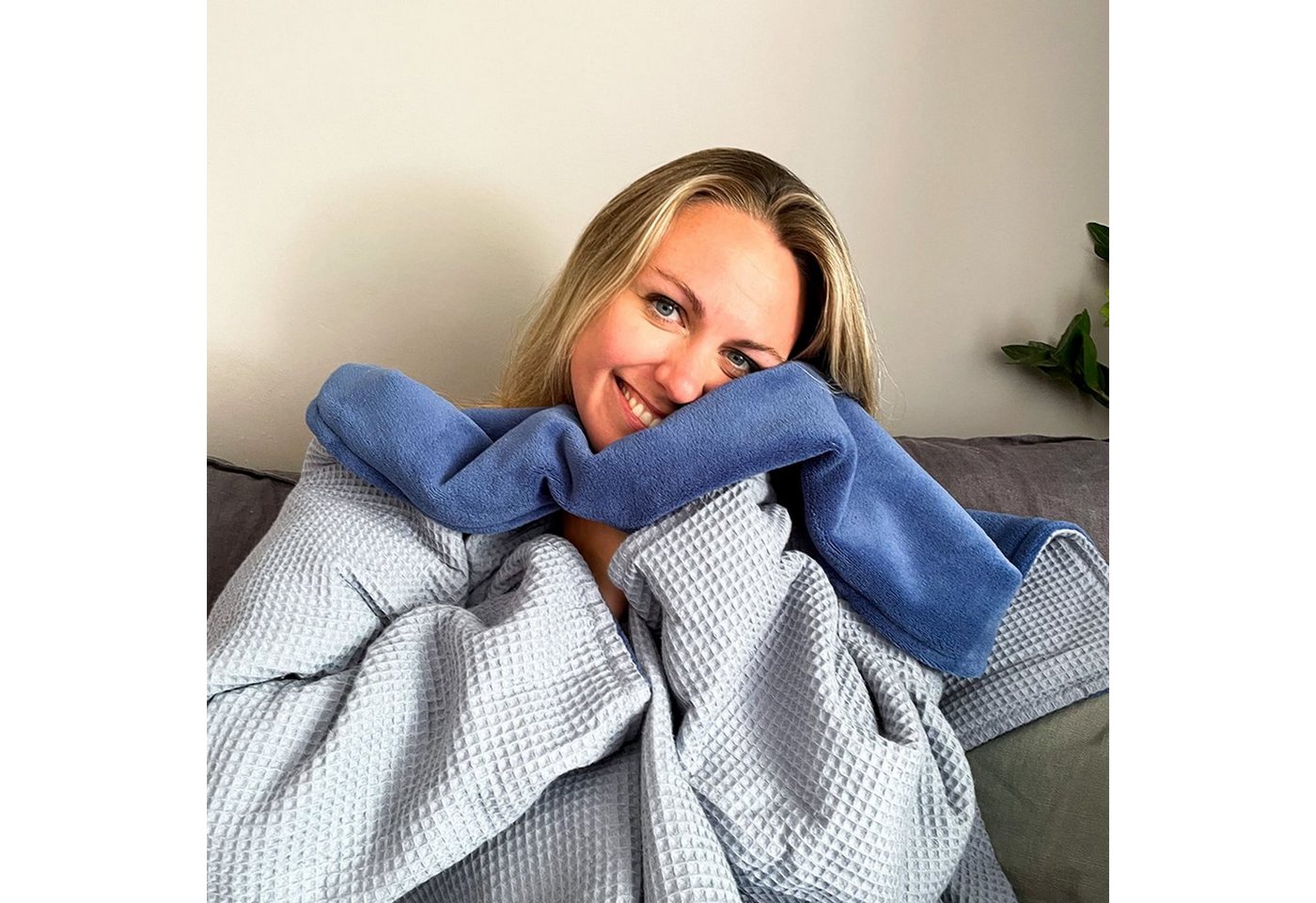 Wohndecke Decke mit Ärmeln, flauschige Fleecedecke, blanketino, handgefertigte Kuscheldecke in Wolkenblau & Meeresblau von blanketino