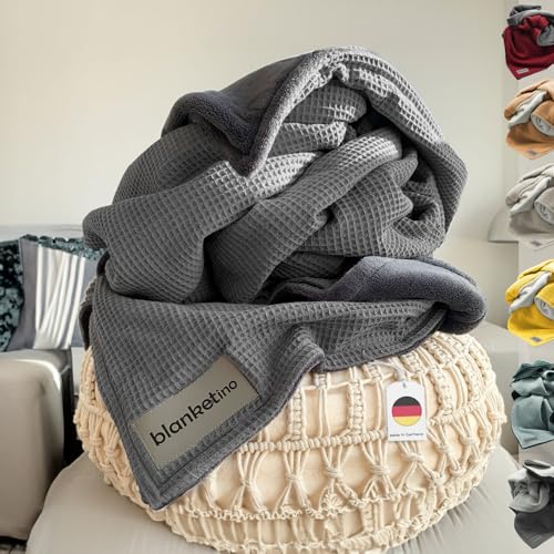 blanketino Cuddly Warm Sofa Blanket 145 x 210 cm Extra Soft Wellness Fleece and Cotton Made in Germany (Grau | Stahlgrau) von blanketino