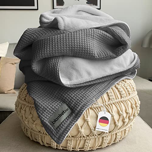blanketino Cuddly Warm Sofa Blanket 145 x 210 cm Extra Soft Wellness Fleece and Cotton Made in Germany (Grau•Gletschergrau) von blanketino