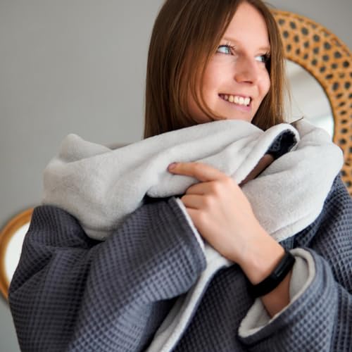 blanketino Kuscheldecke mit Ärmeln *Made IN Germany* - Extra kuschlig warme Ärmeldecke in XL Größe -145 x 210 cm aus natürlicher Baumwolle & extra warmem Wellnessfleece (Grau | Gletschergrau) von blanketino