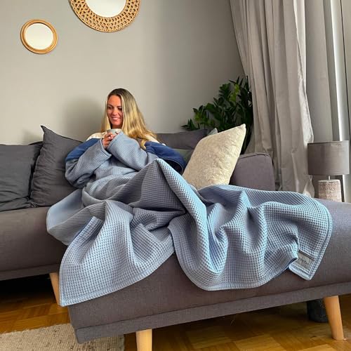 blanketino Kuscheldecke mit Ärmeln *Made IN Germany* - Extra kuschlig warme Ärmeldecke in XL Größe -145 x 210 cm aus natürlicher Baumwolle & extra warmen Wellnessfleece (Wolkenblau | Meeresblau) von blanketino