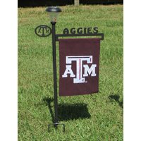 College Team Gartenfahnenständer Mit Solarlicht, Anpassen College Team Gartenfahnenständer Mit Solarlicht, Anpassen von blessingmetalworks