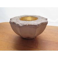 Facettierte Beton Tee Licht Untertasse/Pflanzer Mit Gold Metall Blatt Glühen Terrasse Kerze Facettierte Beton Tee Licht Untertasse/Pflanzer Mit Gold Metall Blatt Glühen Terrasse Kerze von blindbicyclist