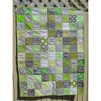 Handgemachter Baby Quilt Modernes Patchwork in Grau Und Grün von bluesquarequilting