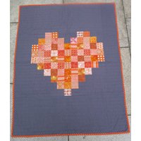 Moderne Orange Herz Auf Grau Quilt/Werfen Runde Kind Quilt Und Babyquilt - Sofort Lieferbar von bluesquarequilting