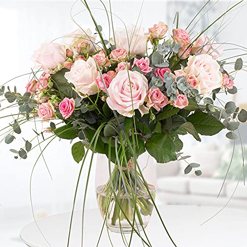 Rosenstrauß Sophia, rosa Blumenstrauß mit verschieden großen Rosen und Eukalyptus von blumenshop.de