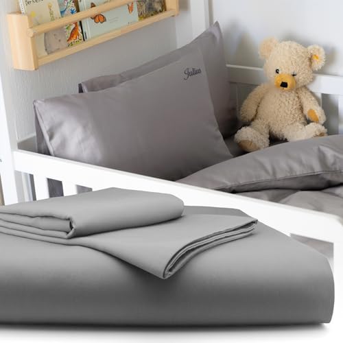 bo&button® Kinderbettwäsche, Mako Satin, 100% GOTS Bio Baumwolle, Fairtrade, Bettwäsche mit individueller Bestickung, Kinder für Junge & Mädchen Set 100x135 cm + 40x60 cm (2-TLG.) - Stone Grau von bo&button