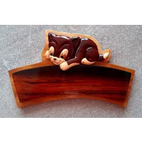 Anpassbare Türplatte Aus Lackiertem Holz Mit Dem Motiv Des Frechen Kätzchens von boisprestige