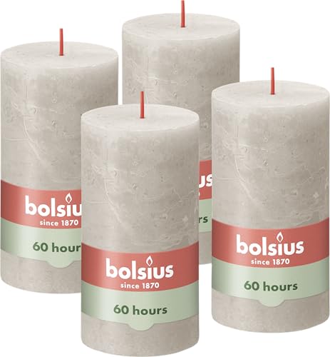 Bolsius Rustik Stumpenkerzen - Hellgrau - Set 4 Stück - Dekorative Haushaltkerzen - Länge Brenndauer 60 Stunden - Unparfümierte - Natürliches Pflanzenwachts - Ohne Palmöl - 13 x 7 cm Bolsius Rustik Stumpenkerzen - Hellgrau - Set 4 Stück - Dekorative Haushaltkerzen - Länge Brenndauer 60 Stunden - Unparfümierte - Natürliches Pflanzenwachts - Ohne Palmöl - 13 x 7 cm von bolsius