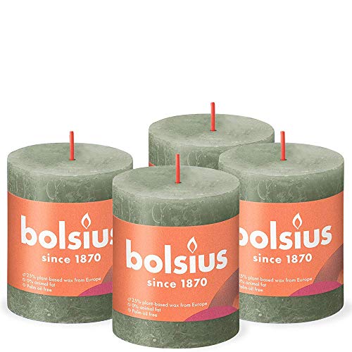 Bolsius Rustik Stumpenkerzen - Olivengrün - 4 Stück - 8 x 7 cm - Länge Brenndauer 35 Stunden - Unparfümierte - Enthält Natürliches Pflanzenwachs - Ohne Palmöl von bolsius
