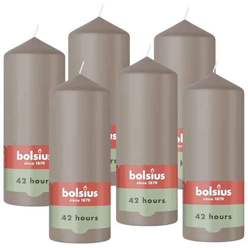 Bolsius - Stumpenkerze - Taupe - 15cm - Brenndauer 42 Stunden - mit natürlichen Extrakten - Natürliches Pflanzenwachs - Ohne Palmöl Bolsius - Stumpenkerze - Taupe - 15cm - Brenndauer 42 Stunden - mit natürlichen Extrakten - Natürliches Pflanzenwachs - Ohne Palmöl von bolsius