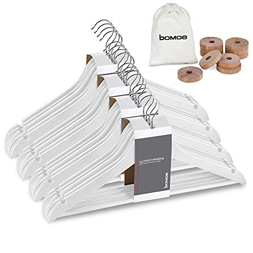 bomoe 20er Set Kleiderbügel aus Massivholz Bügel Weiß Formkleiderbügel – inkl. Zedernholz Ringe Mottenschutz für Kleiderschrank - FSC® Zertifizierte Kleiderholzbügel mit Hosenstange Sjard von bomoe