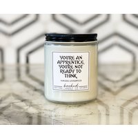 Du Bist Ein Lehrling, Du Nicht Bereit Zu Denken - Buchkerze Fiction Candles Geschenke Handgegossene Sojakerze von bookedcandleco