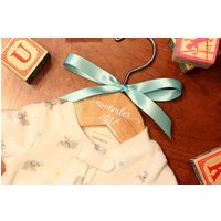 Baby Ankündigung Aufhänger, Blumenmädchen, Einzigartige Baby-Idee, Personalisierte Benutzerdefinierte Kind Größe Vinyl Titel Aufhänger Baby Ankündigung Aufhänger, Blumenmädchen, Einzigartige Baby-Idee, Personalisierte Benutzerdefinierte Kind Größe Vinyl Titel Aufhänger von brideandbow