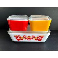 Vintage, Komplettes Set Von Pyrex, Fridgie-Kühlschrank-Teller, Milchglas-Freundschafts-Vögel-Muster, 4 Teller Mit Deckeln, Hergestellt in Den Usa von brocantechezaicha