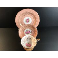Vintage, Royal Standard, Pink Cabbage Rose, #2950, Heavy Gold Filigree, Trio-Set Aus Tasse & Untertasse Und Teller, Peach Farbe von brocantechezaicha
