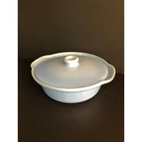 Vintage Blue Delphite Pyrex Canada Auflaufform Und Deckel | 728 1-Qt-028 von brocantechezaicha