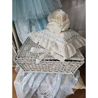 Alter Rattankorb Geflochtet Korb Schatulle 1950/60 Nähkästchen Nähkorb Spitzenkissen Kissen Stickereien Spitze Rose Weiß Shabby Chic Vintage von brocantemonamour