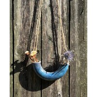 Kleine Handgefertigte Blaue Keramik Hängende Halbe Donut-Vase, Luftpflanzenhalter, Hängender Pflanzer, Scheibenkeramik von brooklynglobal