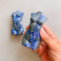 10cm Lapis Lazuli Feminine Sculpture - Hand-Carved Blue Gemstone Body Art, Self-standing Healing Decor & Unique Gift von brosscrystal