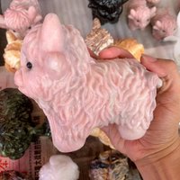 Natural Pink Opal Highland Cow "Kyloe" - 4 Size in Hand-Carved Healing Crystal, Cute Self-standing Desk Décor & Heart-Chakra Gift Natural Pink Opal Highland Cow "Kyloe" - 4 Size in Hand-Carved Healing Crystal, Cute Self-standing Desk Décor & Heart-Chakra Gift von brosscrystal