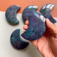 Ruby Kyanite Moon Sculpture - 98mm Uv-Reactive Crystal Carving, Color-Shifting Healing Stone, Spiritual Gift With Free Stand von brosscrystal
